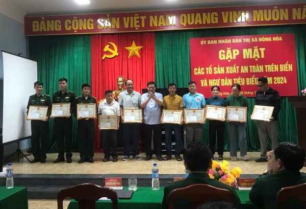 Hình ảnh cho bài viết Đông Hòa: Gặp mặt các tổ sản xuất an toàn trên biển và 150 ngư dân tiêu biểu năm 2024